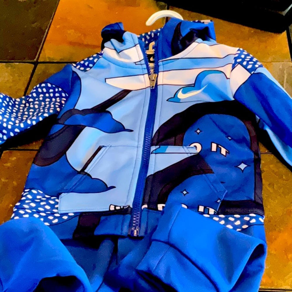 Nike one of a kind 2 pc jogging set